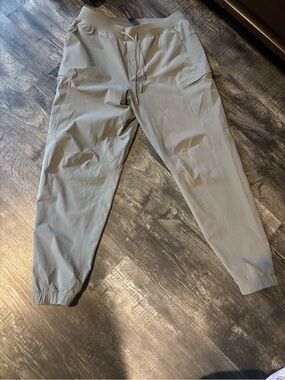 lululemon athletica Men's Light Gray Jogger Sweatpants zeroed in style